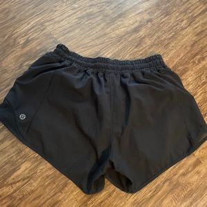 Lululemon size 6 hotty hot 4in black shorts